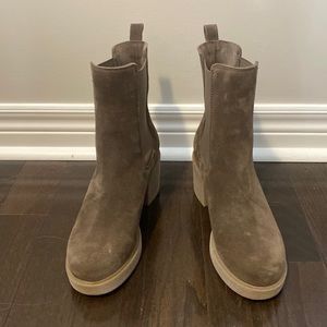 La Canadienne - Zaine Waterproof Chelsea Boot. Stone oiled suede Size 8.5